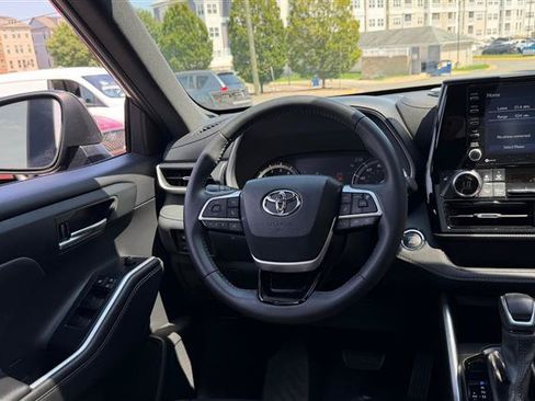 Used 2022 Toyota Highlander XSE FWD image 26