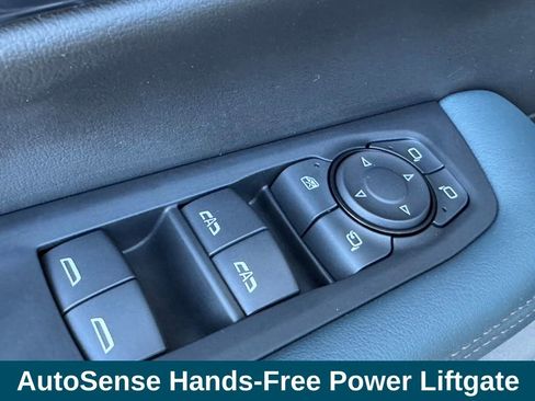 Used 2025 GMC Yukon AT4 w/ AT4 Premium Package image 17