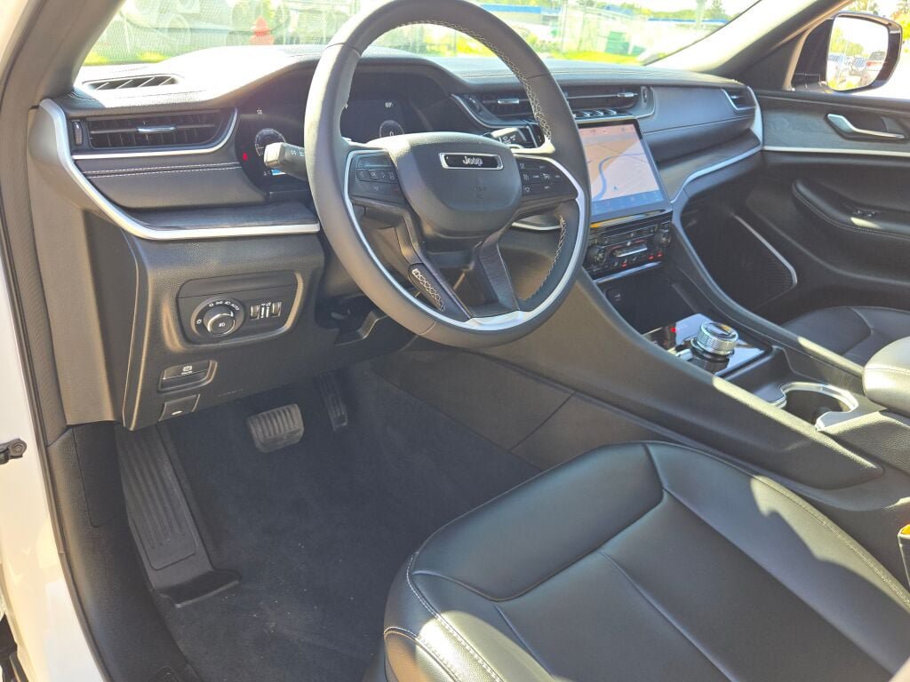 Certified 2025 Jeep Grand Cherokee L Limited w/ Black Appearance Package AWD/4WD image 27