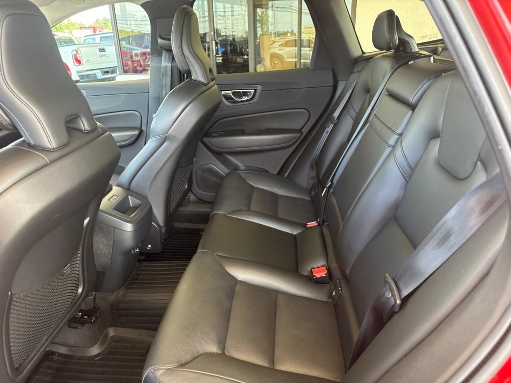 Used 2019 Volvo XC60 T5 Momentum w/ Multimedia Package AWD/4WD image 14