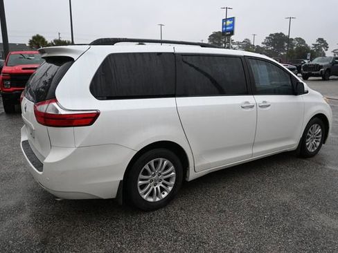 Used 2015 Toyota Sienna XLE image 3