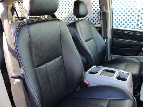 Used 2016 Chrysler Town & Country Touring w/ Driver Convenience Group image 22