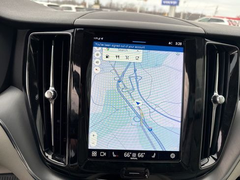 Used 2022 Volvo XC60 B5 Momentum image 24