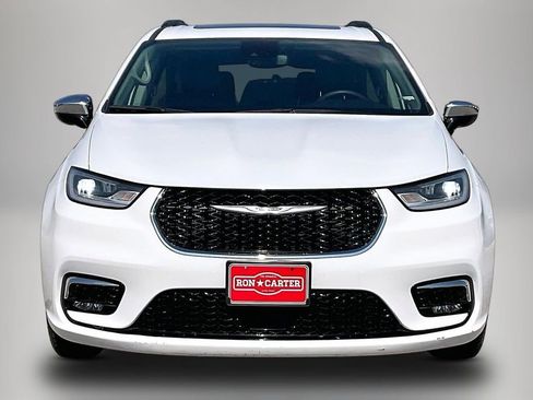 Used 2023 Chrysler Pacifica Limited image 3