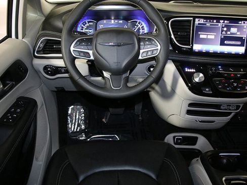 Used 2024 Chrysler Pacifica Select image 3