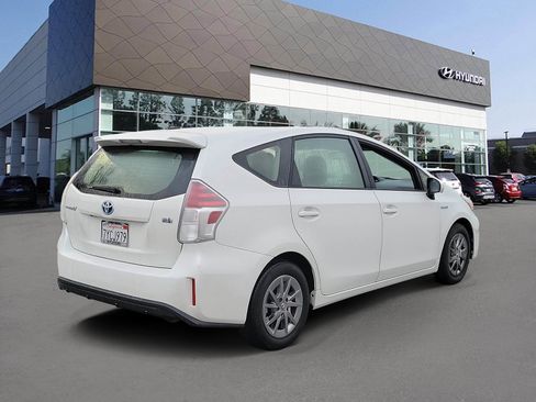 Used 2017 Toyota Prius V image 2