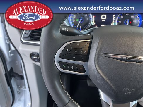 Used 2024 Chrysler Pacifica Touring-L image 27