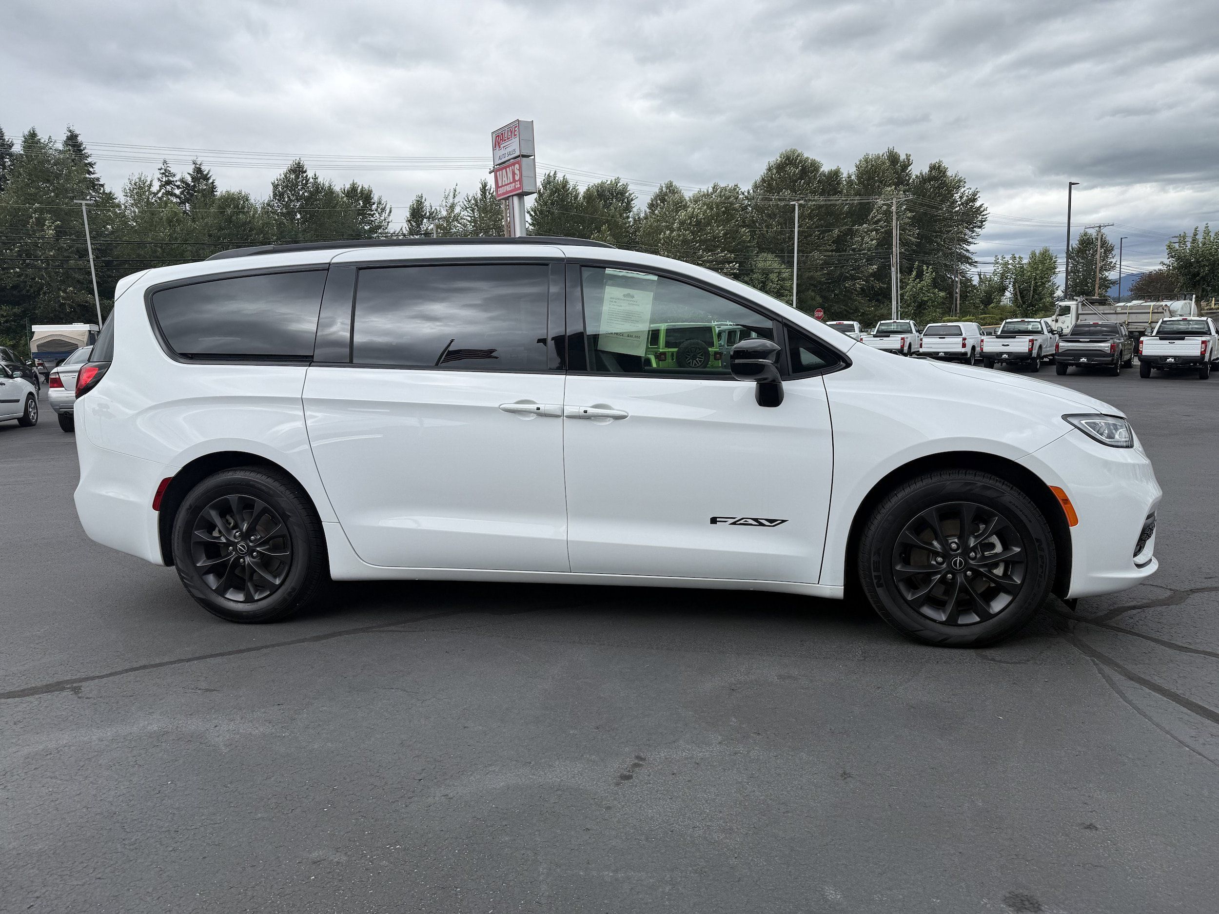 Used 2025 Chrysler Pacifica Select FWD image 4