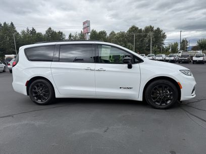 Used 2025 Chrysler Pacifica Select