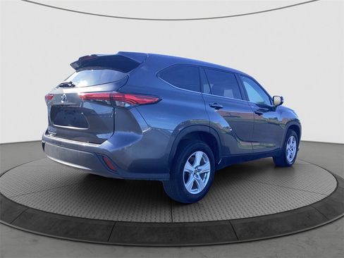 Used 2023 Toyota Highlander L image 6