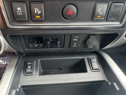 Used 2018 Nissan Titan SV w/ SV Convenience Package image 29