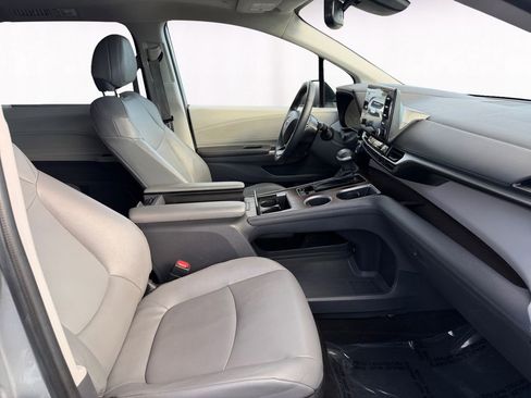 Used 2022 Toyota Sienna XLE image 15