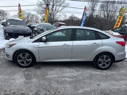 Used 2017 Ford Focus SE image 2