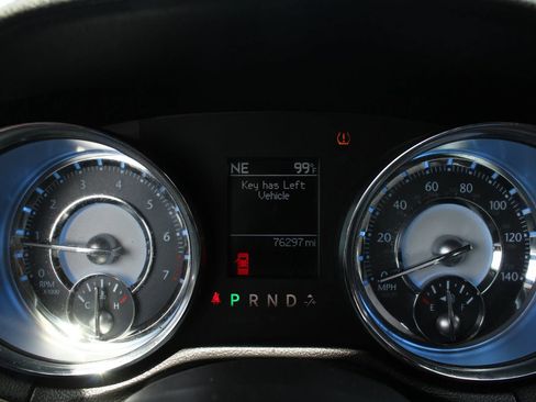 Used 2011 Chrysler 300 Limited RWD image 28