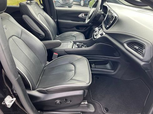 Used 2025 Chrysler Pacifica Limited FWD image 37