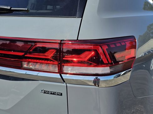 Used 2025 Volkswagen Atlas SE AWD/4WD image 9