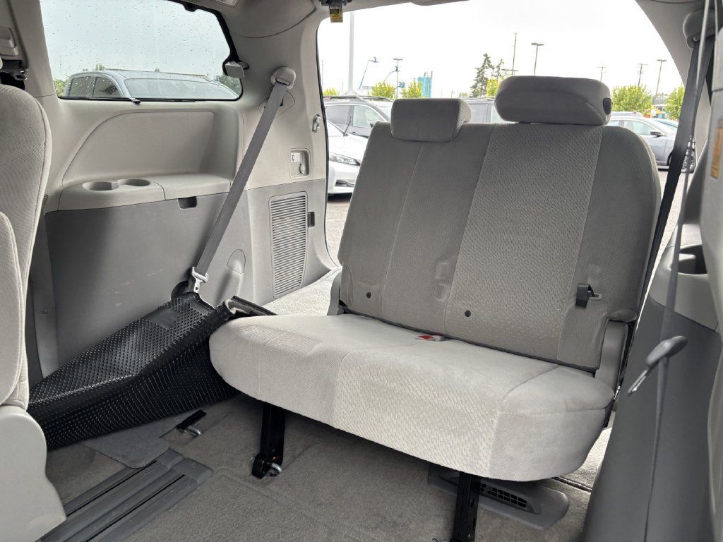 Used 2013 Toyota Sienna LE w/ Towing Pkg FWD image 26