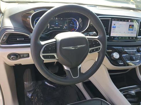 Used 2023 Chrysler Pacifica Limited FWD image 18