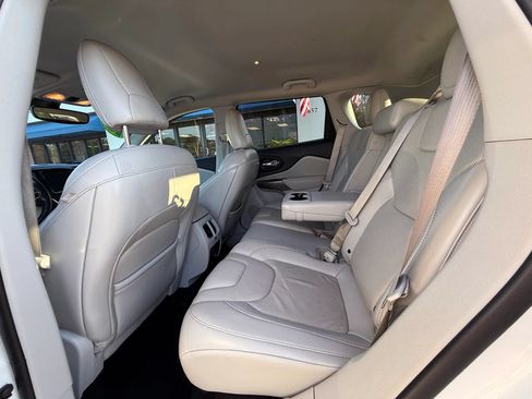 Used 2019 Jeep Cherokee Limited FWD image 5