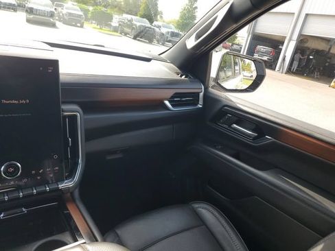 Used 2025 GMC Yukon XL Denali AWD/4WD image 14