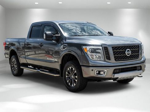 Used 2017 Nissan Titan PRO-4X w/ Pro-4x Convenience Package AWD/4WD image 5