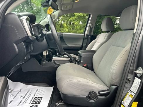 Used 2019 Toyota Tacoma SR5 AWD/4WD image 18