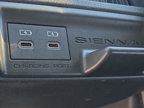 Used 2025 Toyota Sienna XLE image 18