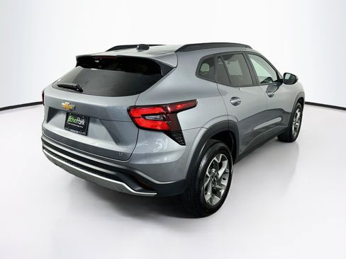 Used 2025 Chevrolet Trax LT FWD image 9