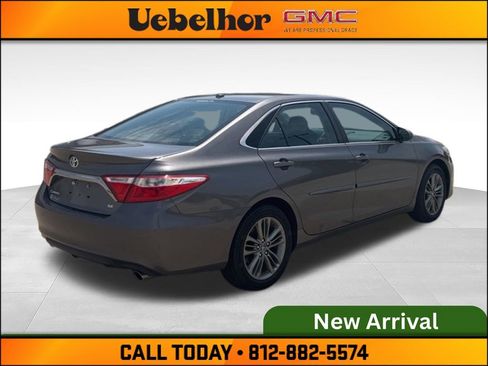 Used 2017 Toyota Camry SE w/ Moonroof Package FWD image 2