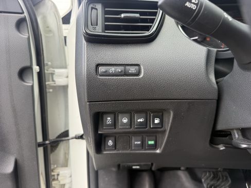 Used 2018 Nissan Rogue SL w/ Premium Package FWD image 24
