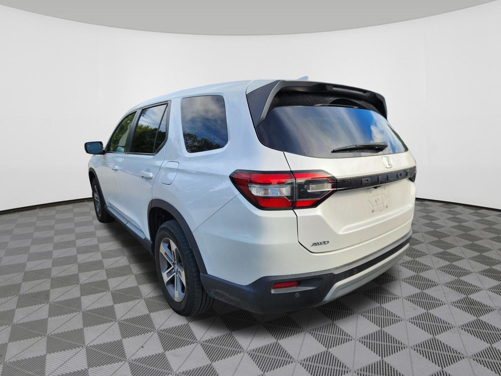 Used 2025 Honda Pilot EX-L image 3