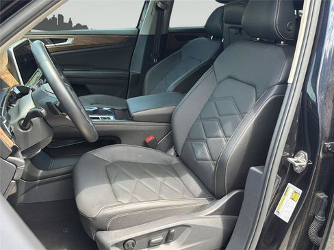 Used 2025 Volkswagen Atlas SE AWD/4WD image 10