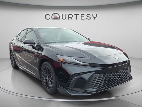 Certified 2025 Toyota Camry SE image 3