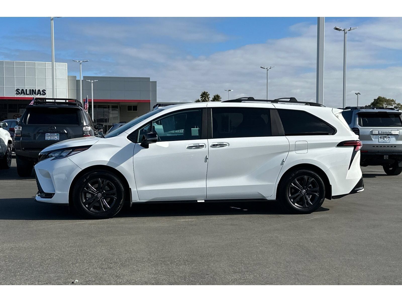 Used 2025 Toyota Sienna XSE w/ XSE Premium Package AWD/4WD image 7