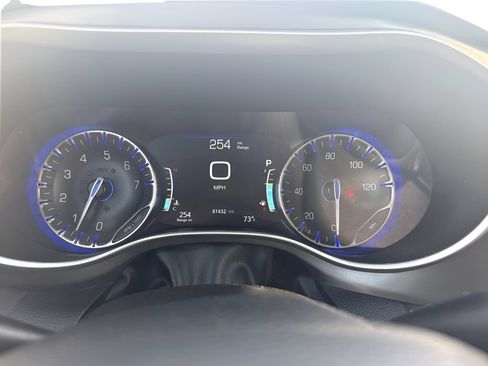 Used 2023 Chrysler Pacifica Touring-L FWD image 15