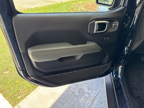 Used 2025 Jeep Gladiator Mojave w/ Safety Group image 13