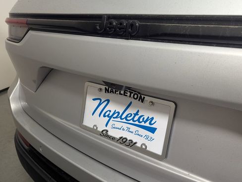 New 2025 Jeep Grand Cherokee Altitude image 9