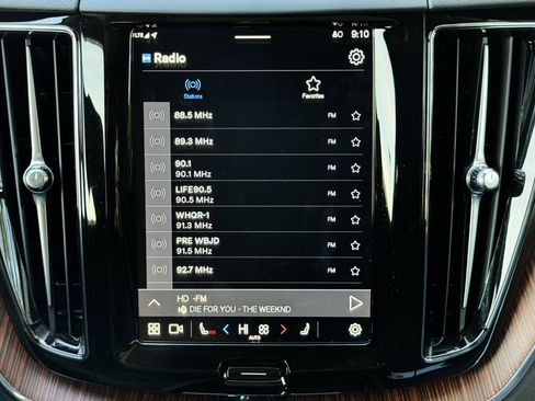 Used 2024 Volvo XC60 B5 Plus image 11