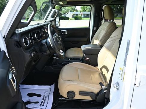 Used 2019 Jeep Wrangler Unlimited Sahara AWD/4WD image 27