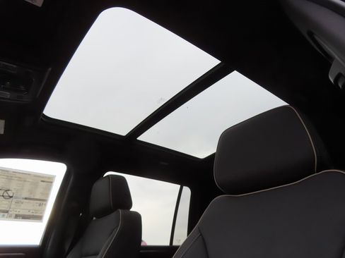 New 2026 Chevrolet Suburban Premier image 7