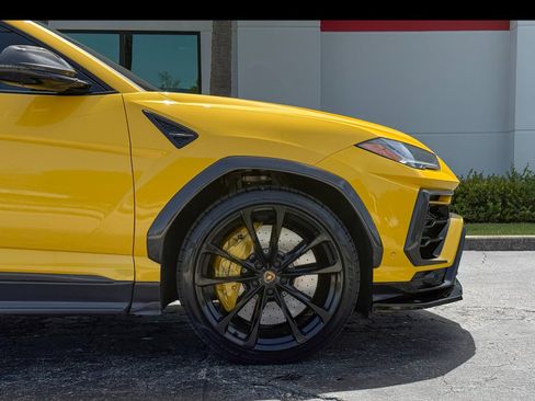 Used 2022 Lamborghini Urus AWD/4WD image 3