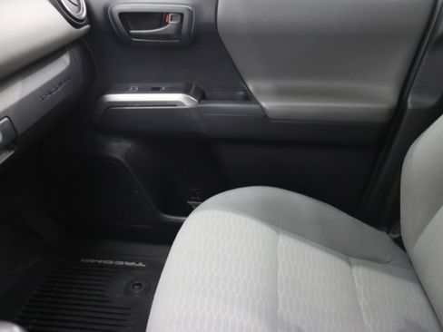 Used 2018 Toyota Tacoma SR5 AWD/4WD image 13