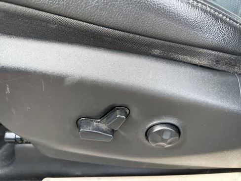 Used 2019 Chrysler Pacifica Touring-L FWD image 11