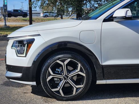 Used 2023 Kia Niro SX Touring image 8