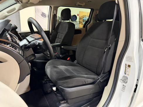 Used 2019 Dodge Grand Caravan SE FWD image 35
