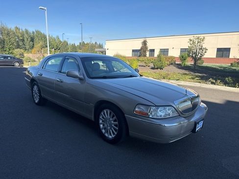 Used 2004 Lincoln Town Car Signature image 2