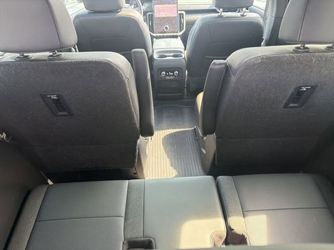 Used 2024 GMC Acadia AT4 w/ Luxury Package image 10