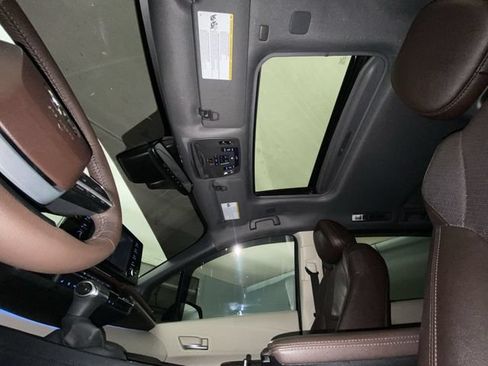 Used 2023 Toyota Sienna Platinum FWD image 22