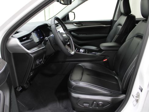 Used 2024 Jeep Grand Cherokee Limited image 3