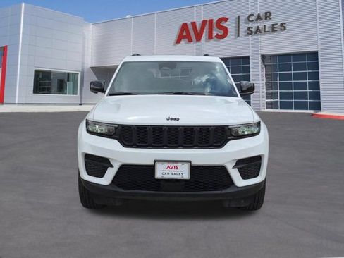 Used 2025 Jeep Grand Cherokee Altitude AWD/4WD image 2